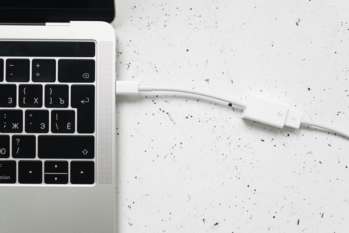 Kabel ładowania podłączony do gniazda w laptopie