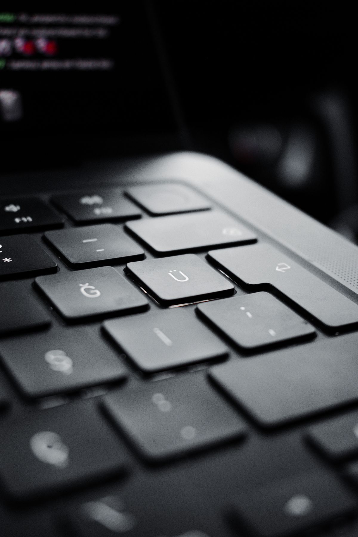 Zbliżenie na klawisze klawiatury laptopa