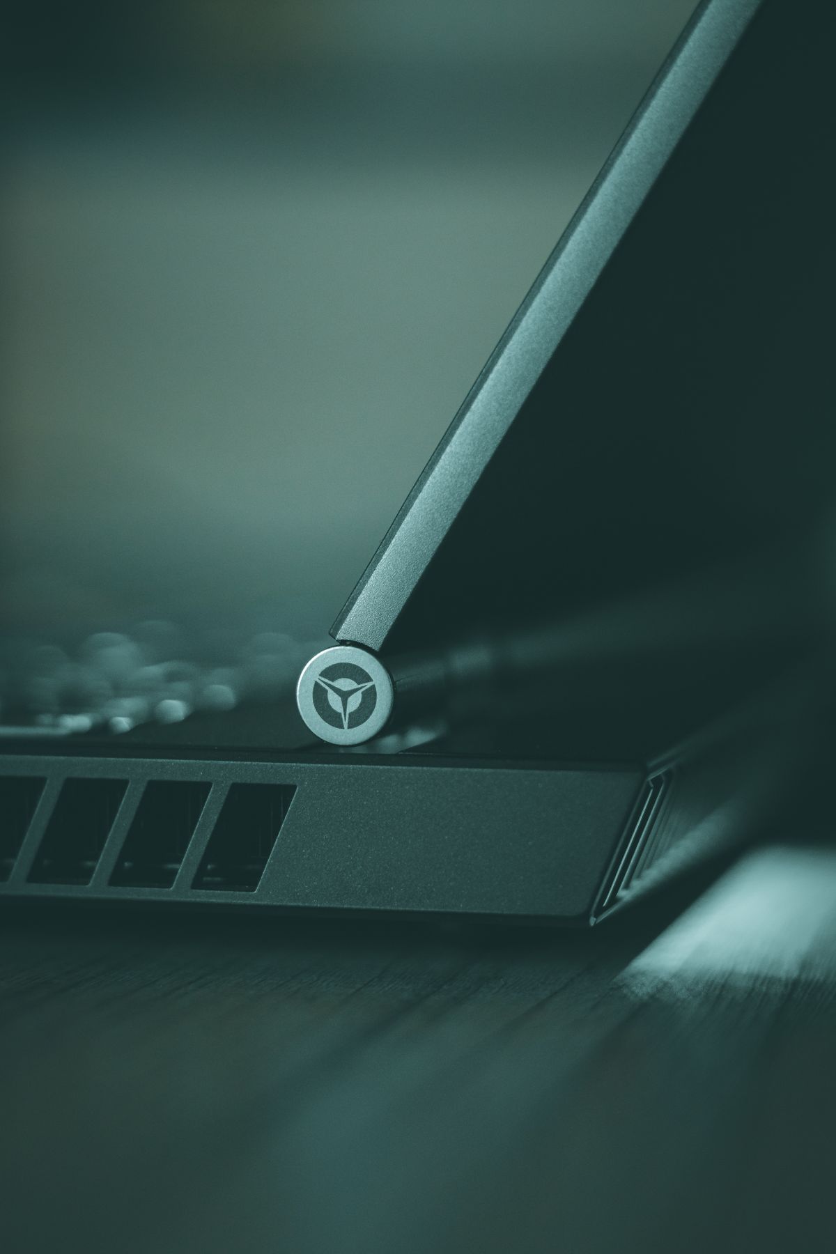 Zbliżenie na zawias i boczne gniazda laptopa