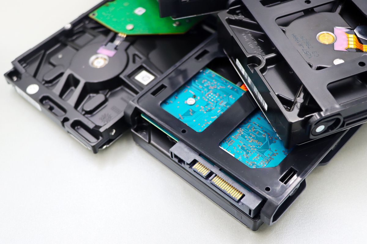 Rozebrane dyski twarde z widoczną elektroniką i talerzami