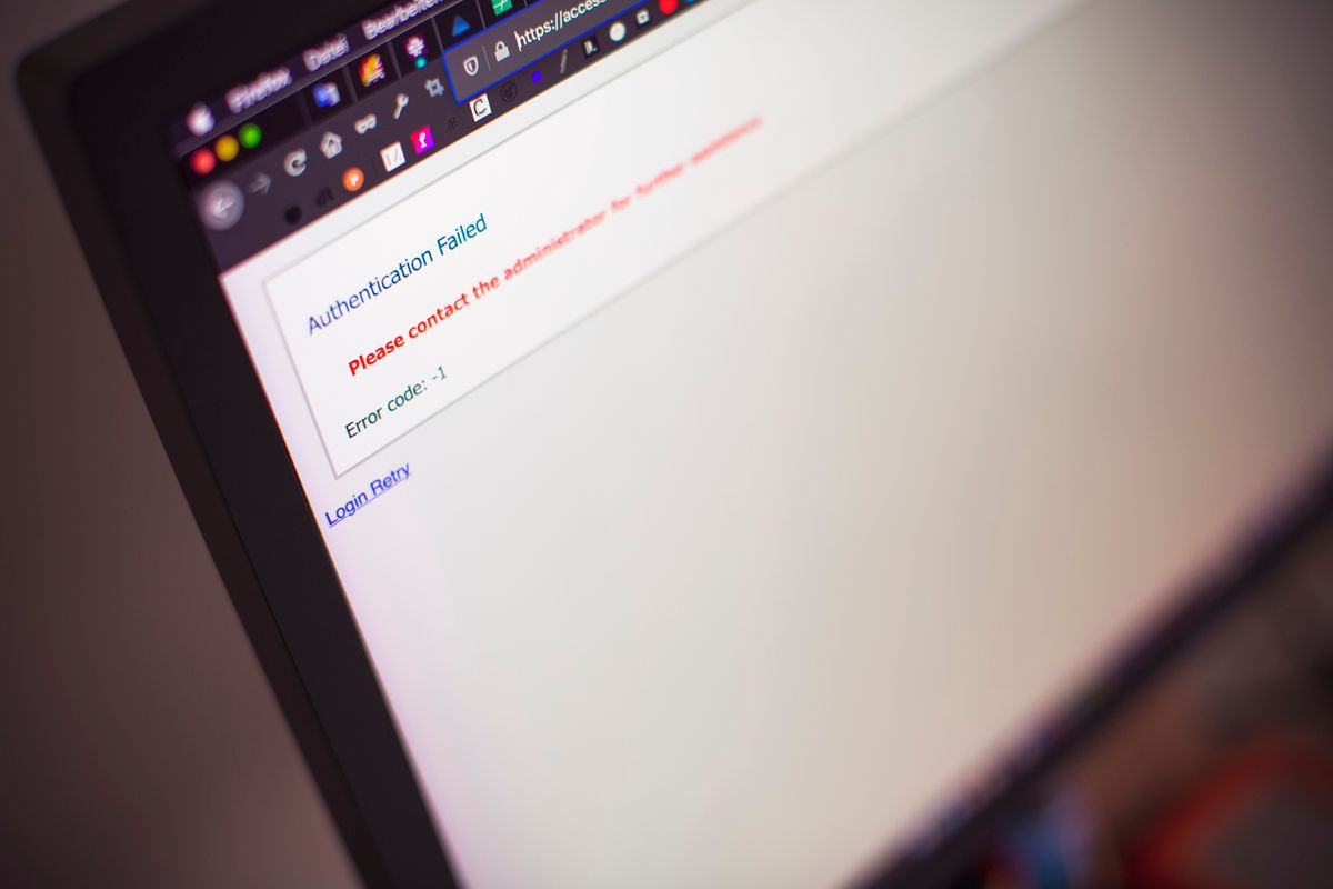 Ekran komputera z komunikatem Authentication Failed po nieudanym logowaniu
