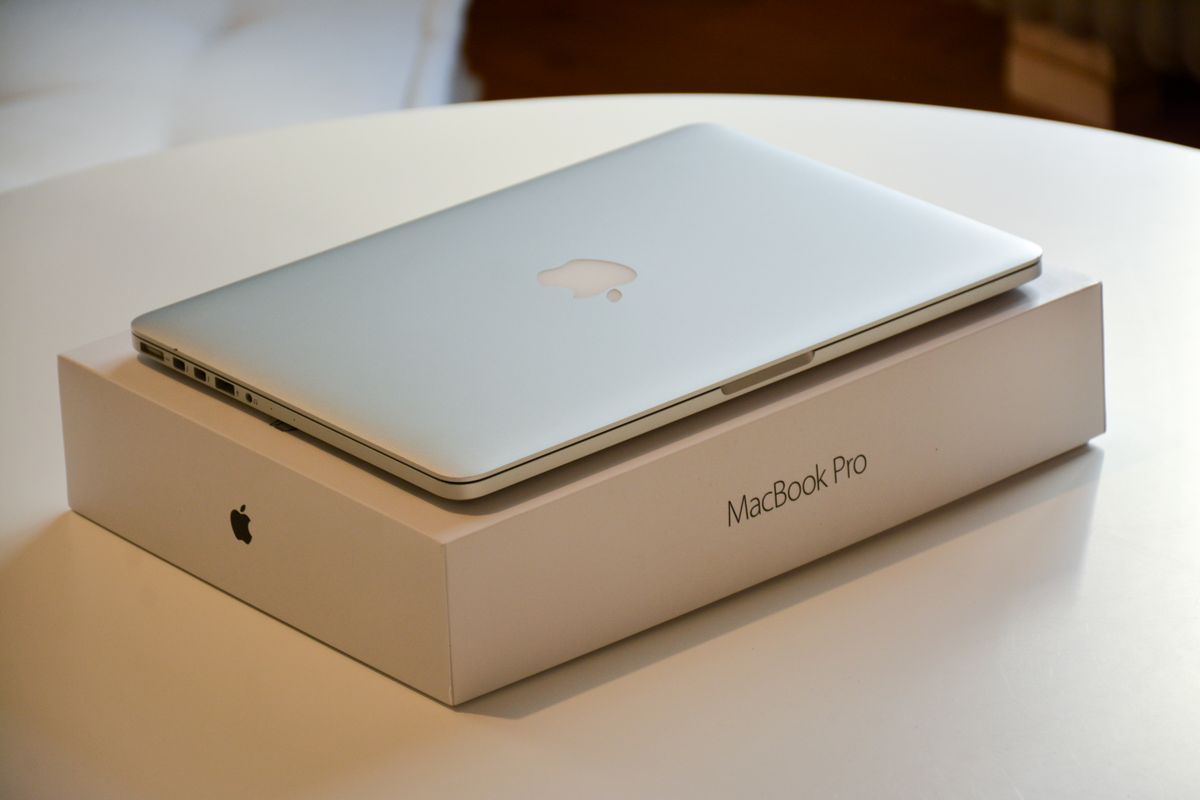 Zamknięty nowy laptop leżący na swoim otwartym pudełku
