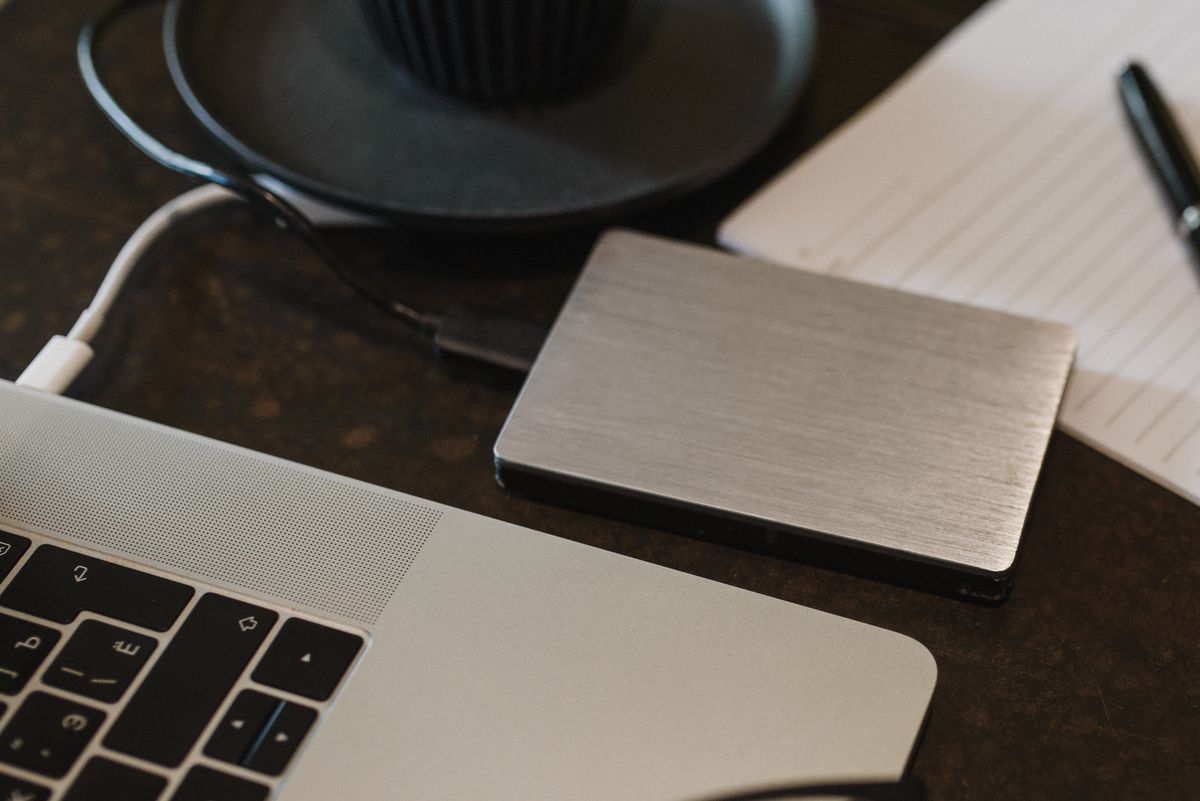 Zewnętrzny dysk podłączony kablem USB do laptopa