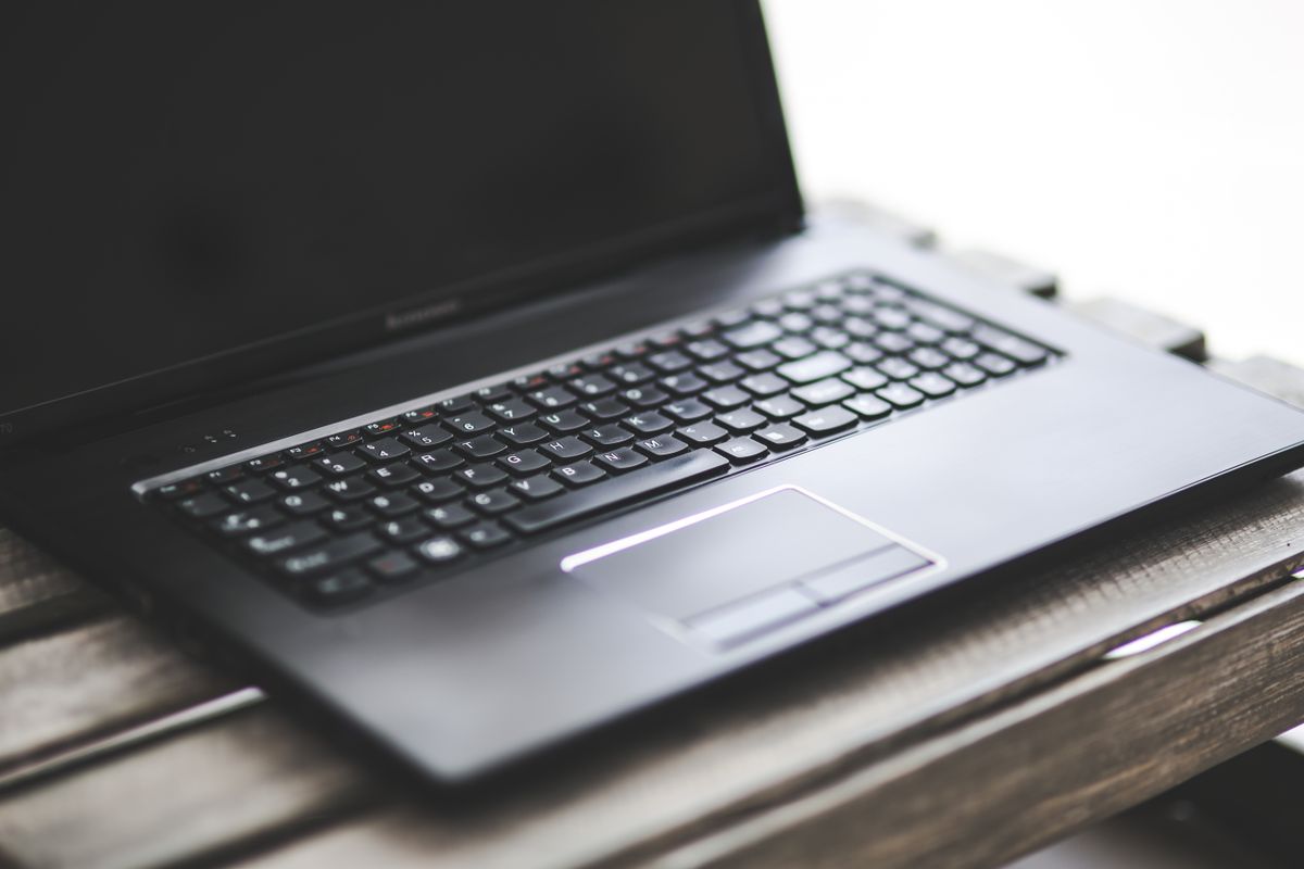Stary komputer/laptop na stole