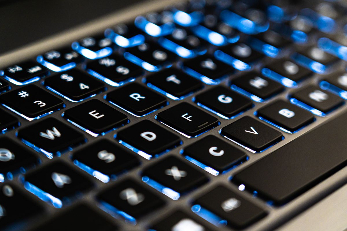 Zbliżenie na podświetloną klawiaturę laptopa gamingowego