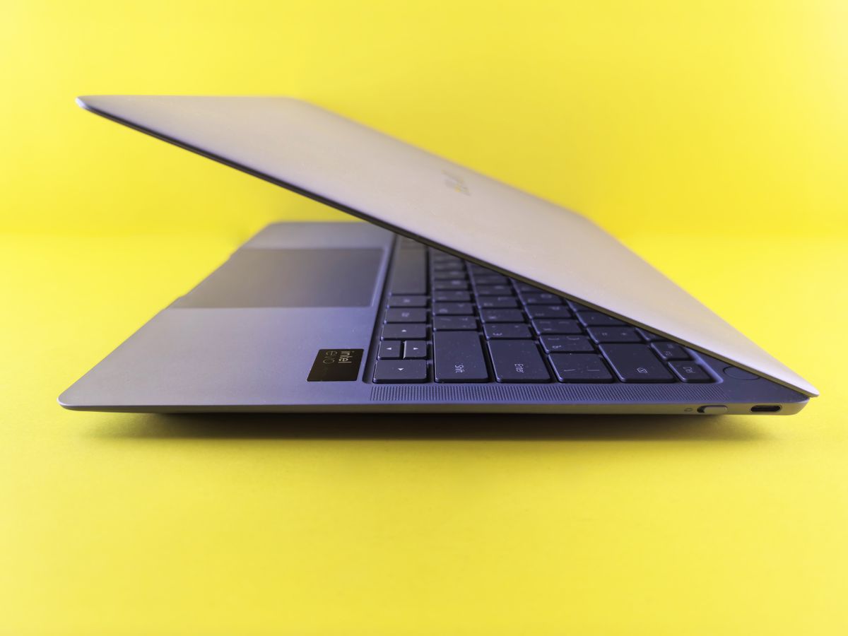 Smukły, uchylony laptop ultrabook, bez widocznego logo