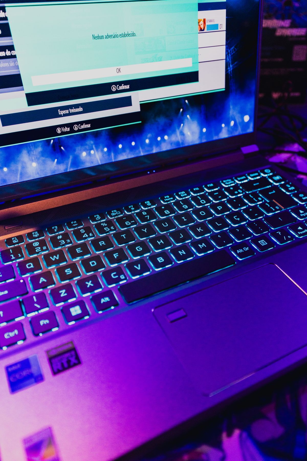 Podświetlona klawiatura laptopa gamingowego z ekranem gry w tle