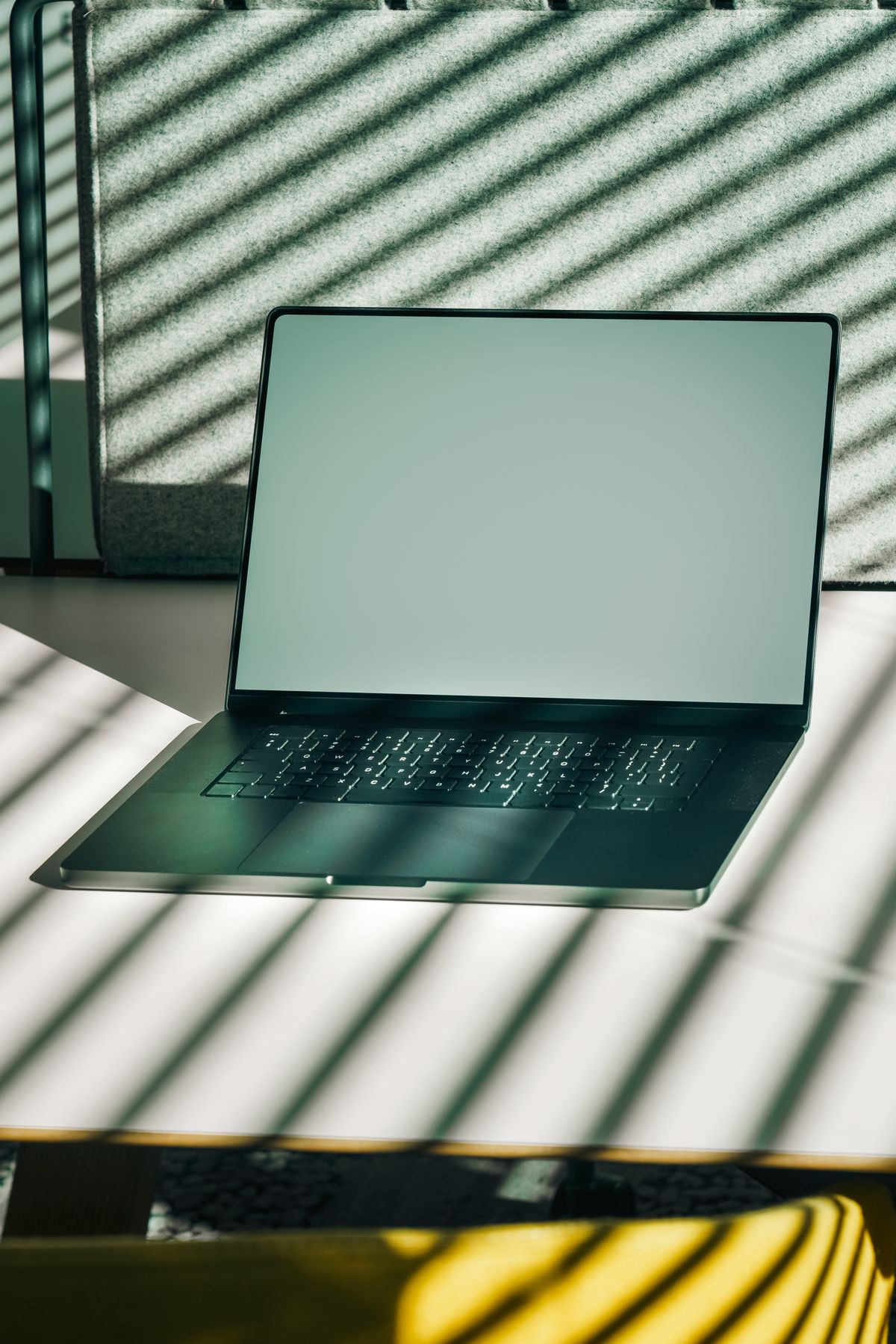 Smukły laptop z otwartą pokrywą i jasnym ekranem