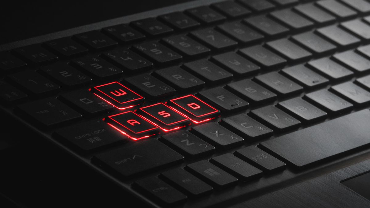 Czarna klawiatura laptopa gamingowego z czerwono podświetlonymi klawiszami