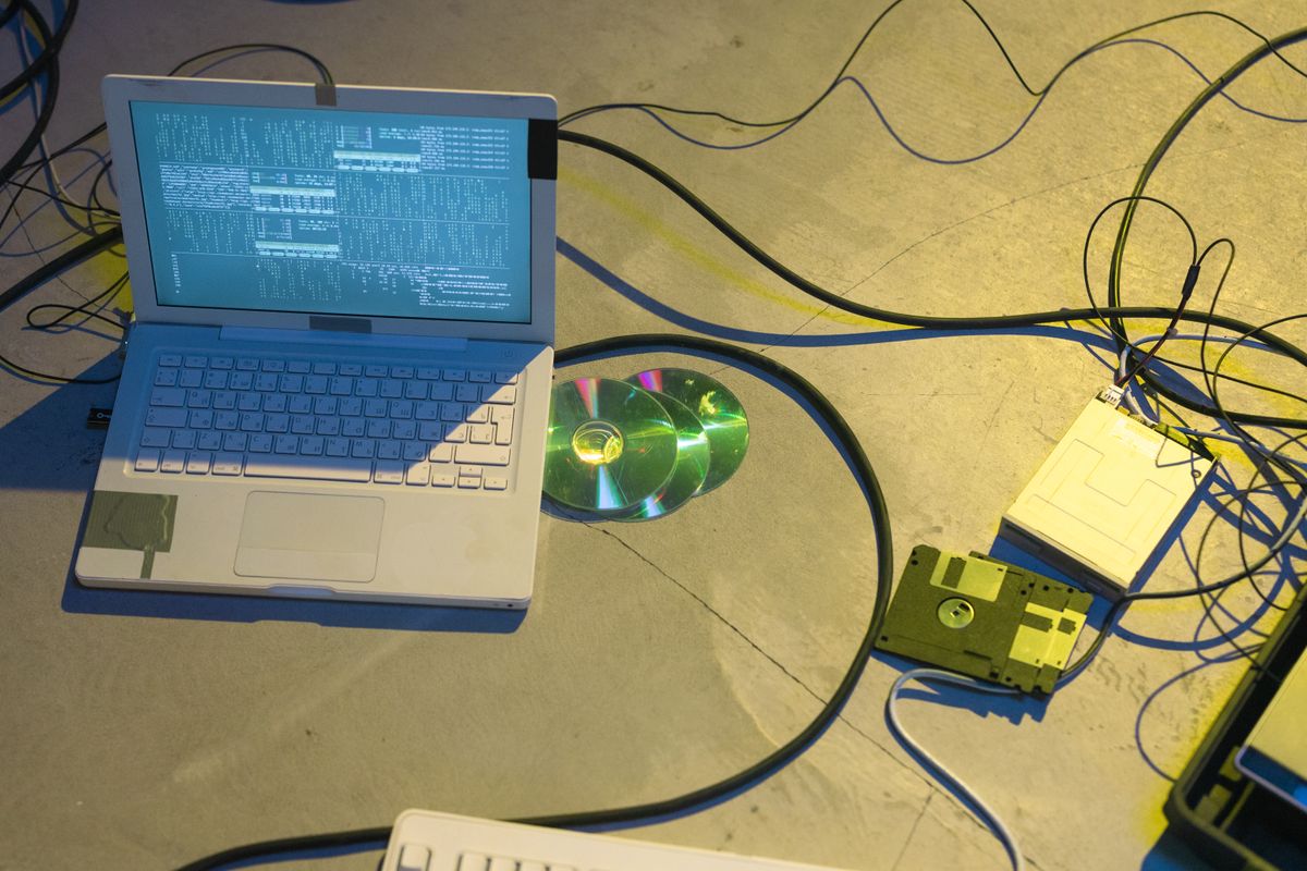 Kremowy laptop z zielonym ekranem tekstowym, klimat retro