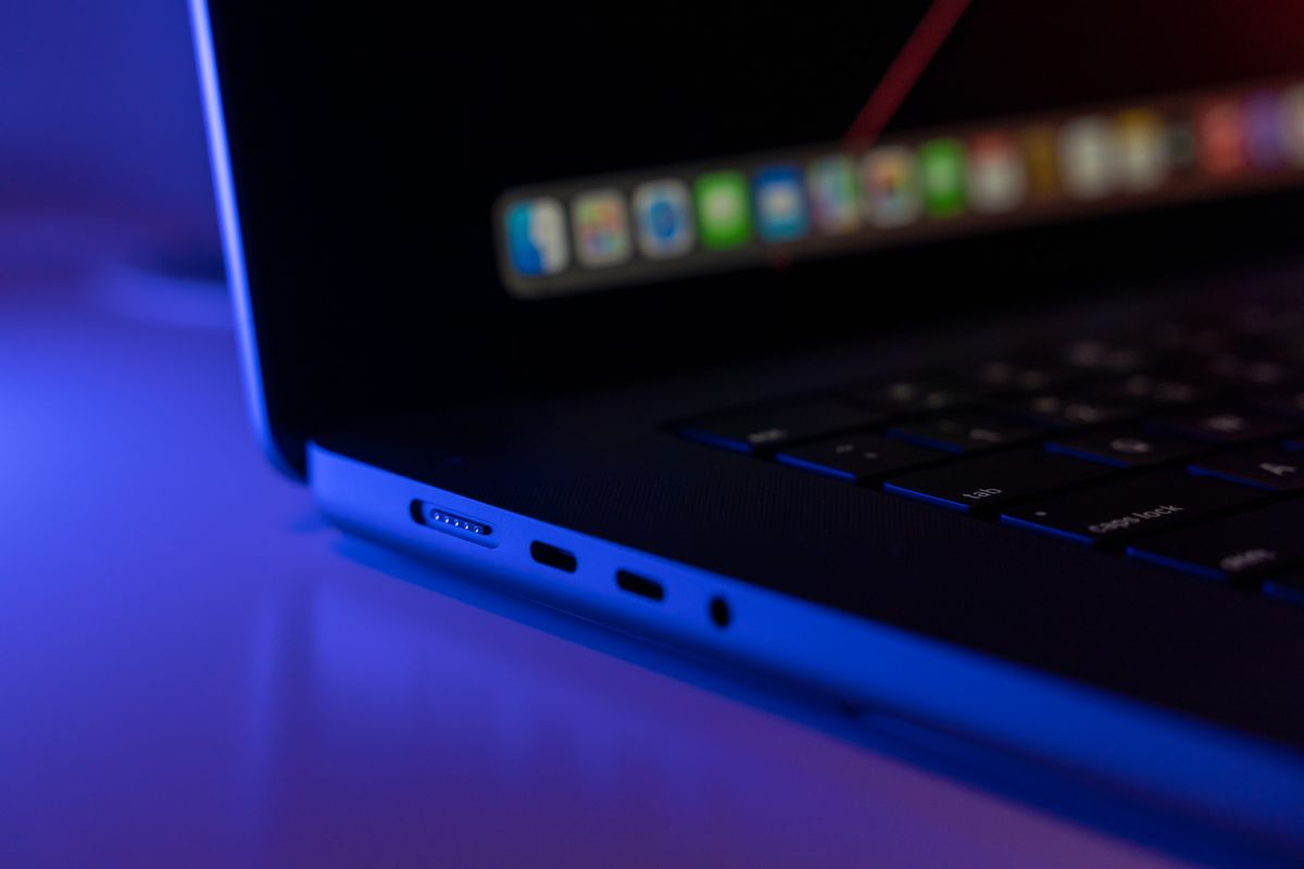 Makro krawędzi obudowy laptopa z widocznym gniazdem zasilania i portami z boku
