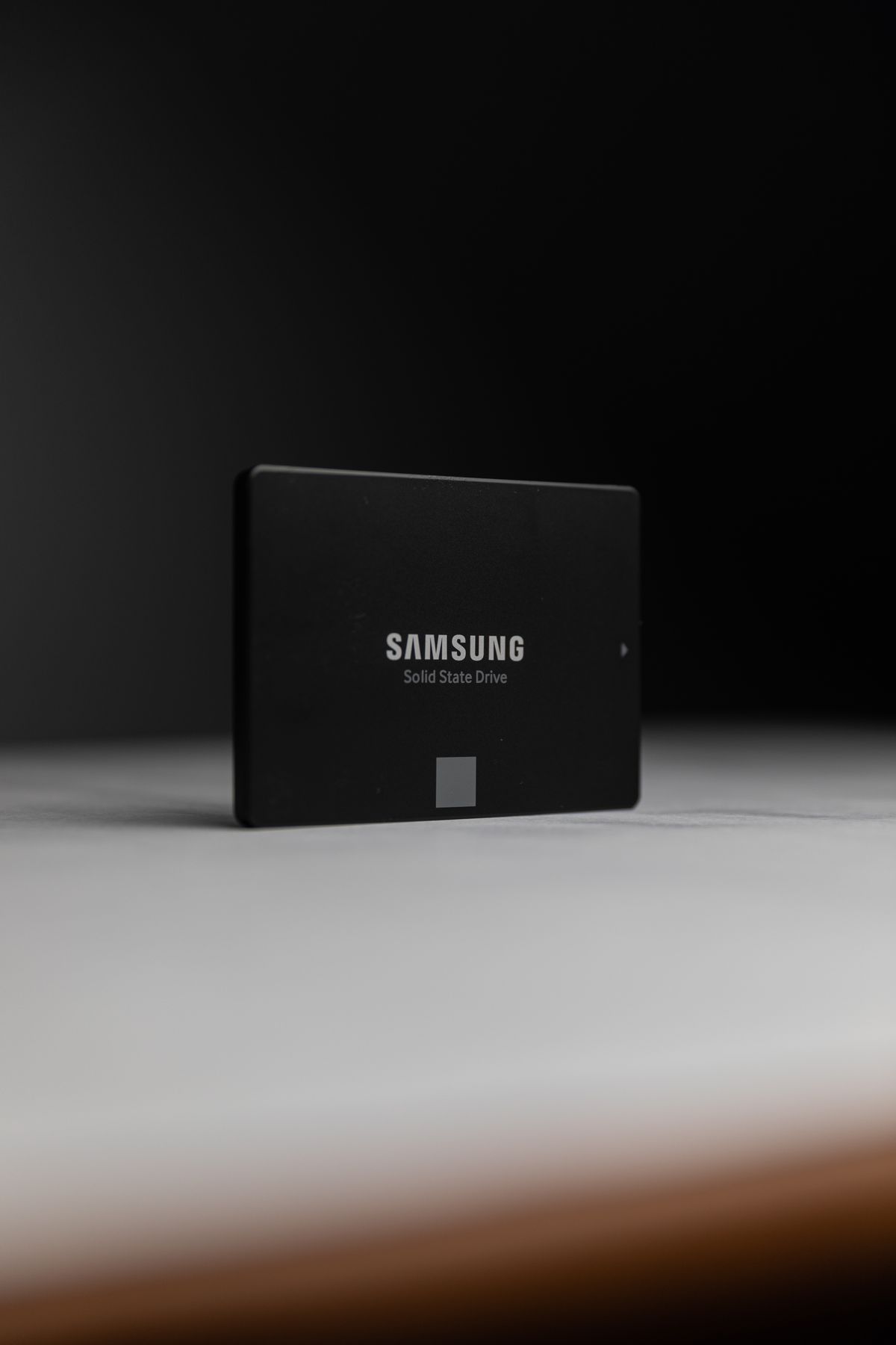 Dysk SSD 2,5 cala stojący samodzielnie na blacie