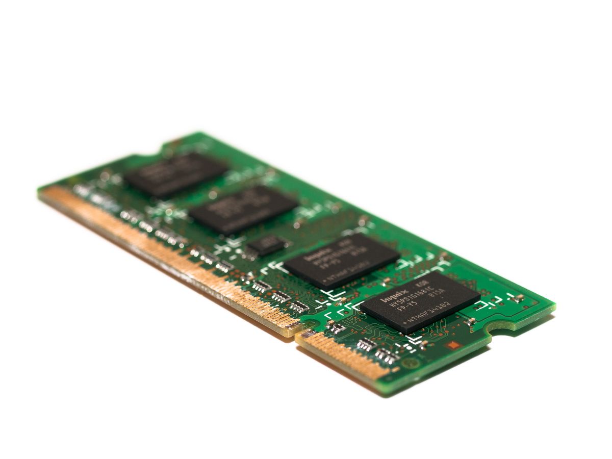 Pojedyncza kość pamięci RAM typu SO-DIMM do laptopa na białym tle
