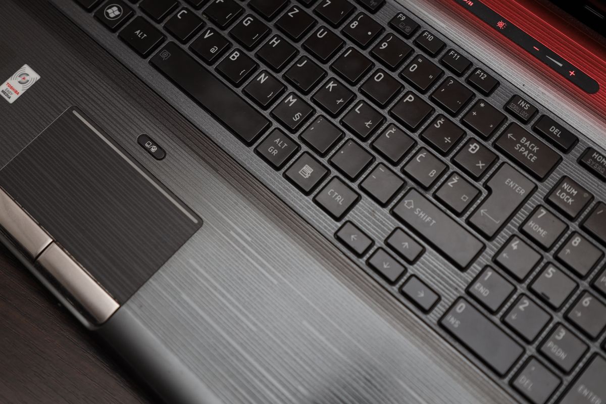 Zbliżenie klawiatury laptopa wraz z touchpadem, widok z góry