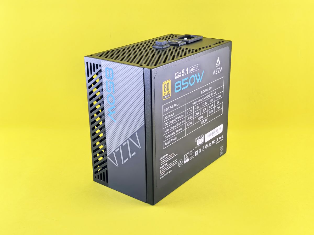Zasilacz komputerowy ATX 850W w zbliżeniu na żółtym tle