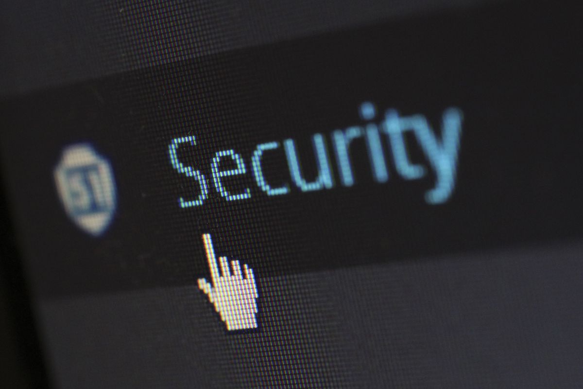 Ekran komputera z napisem Security i kursorem myszy