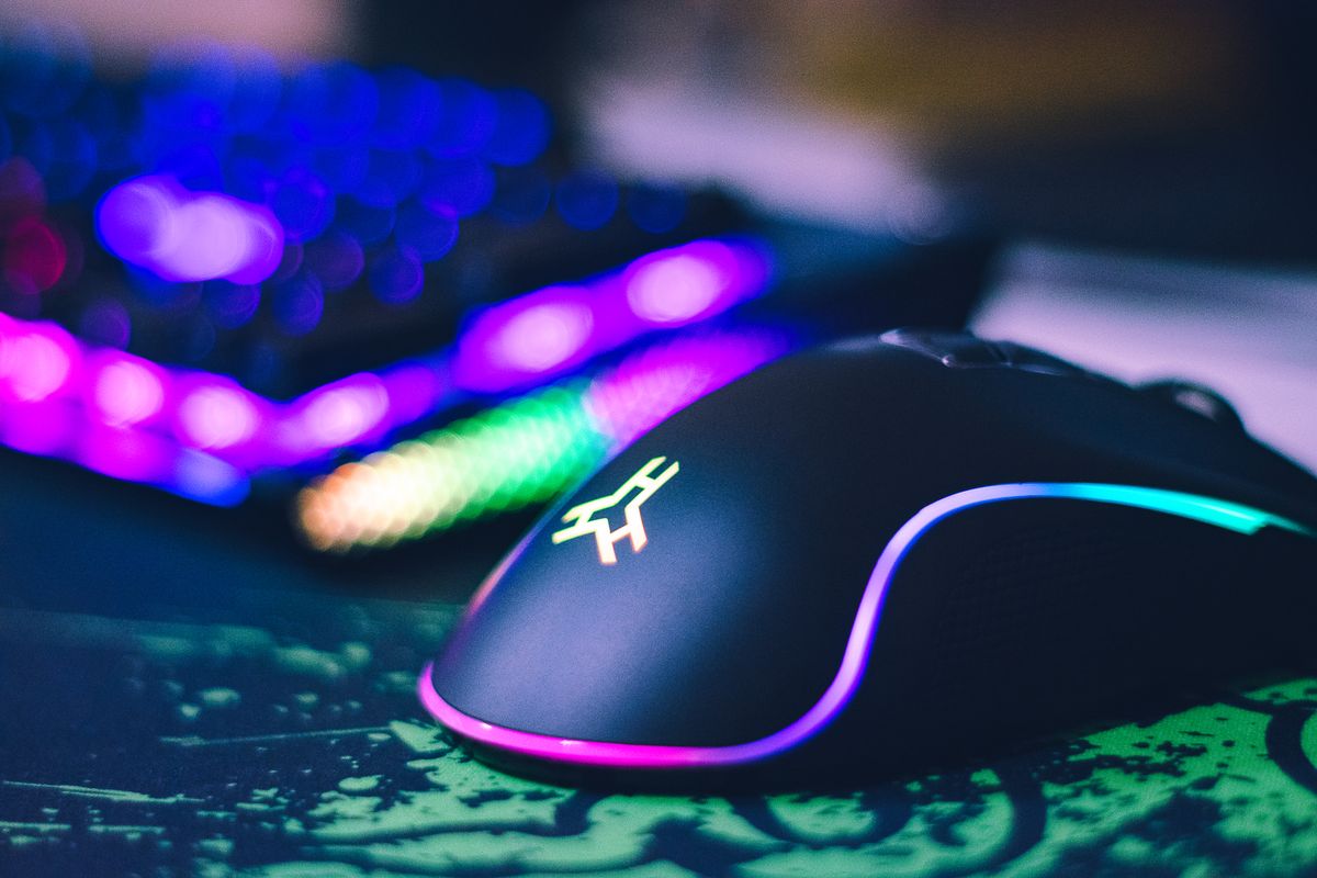 Zbliżenie na mysz i klawiaturę gamingową z podświetleniem RGB