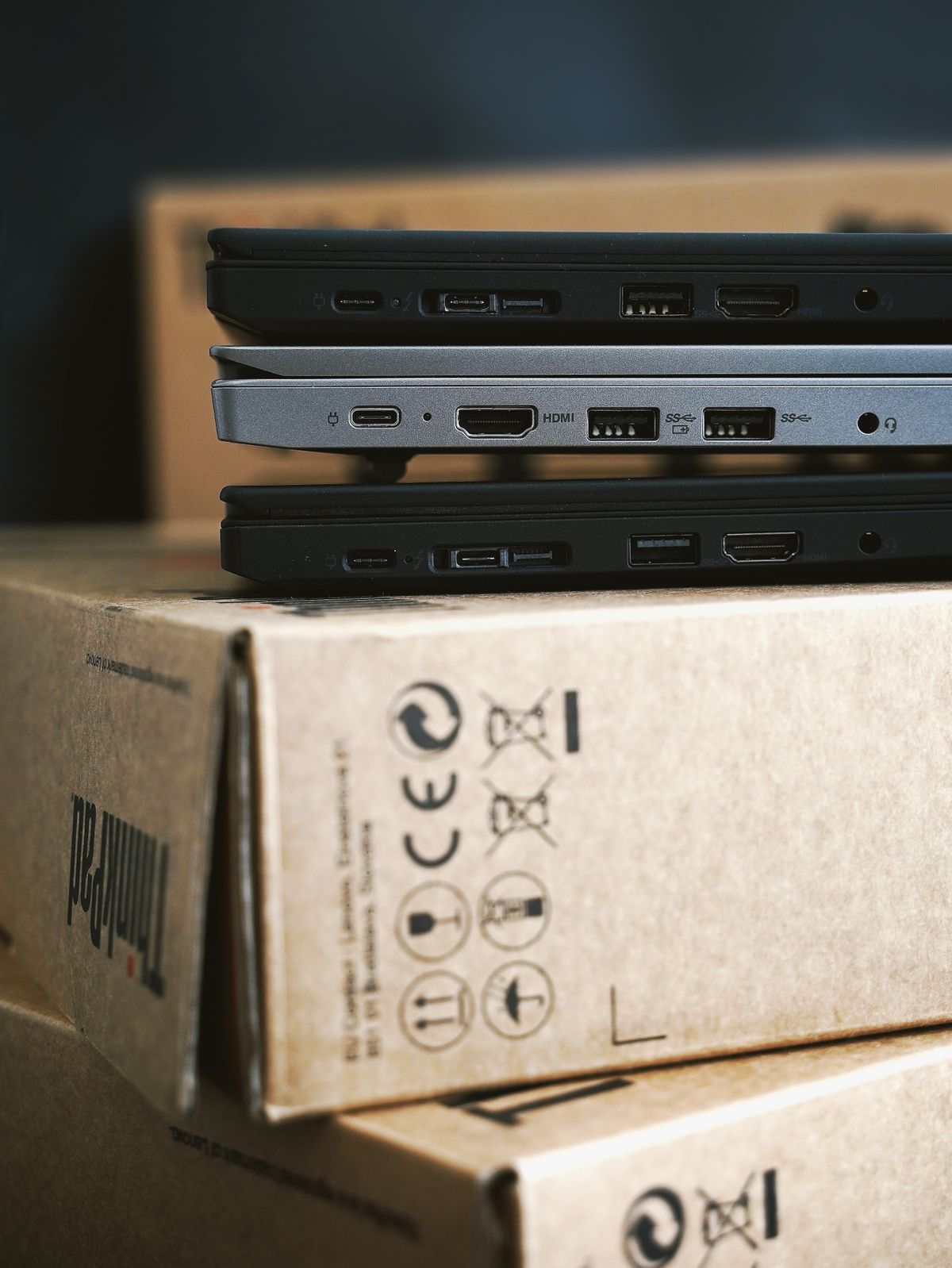 Laptopy ułożone na kartonach przeprowadzkowych