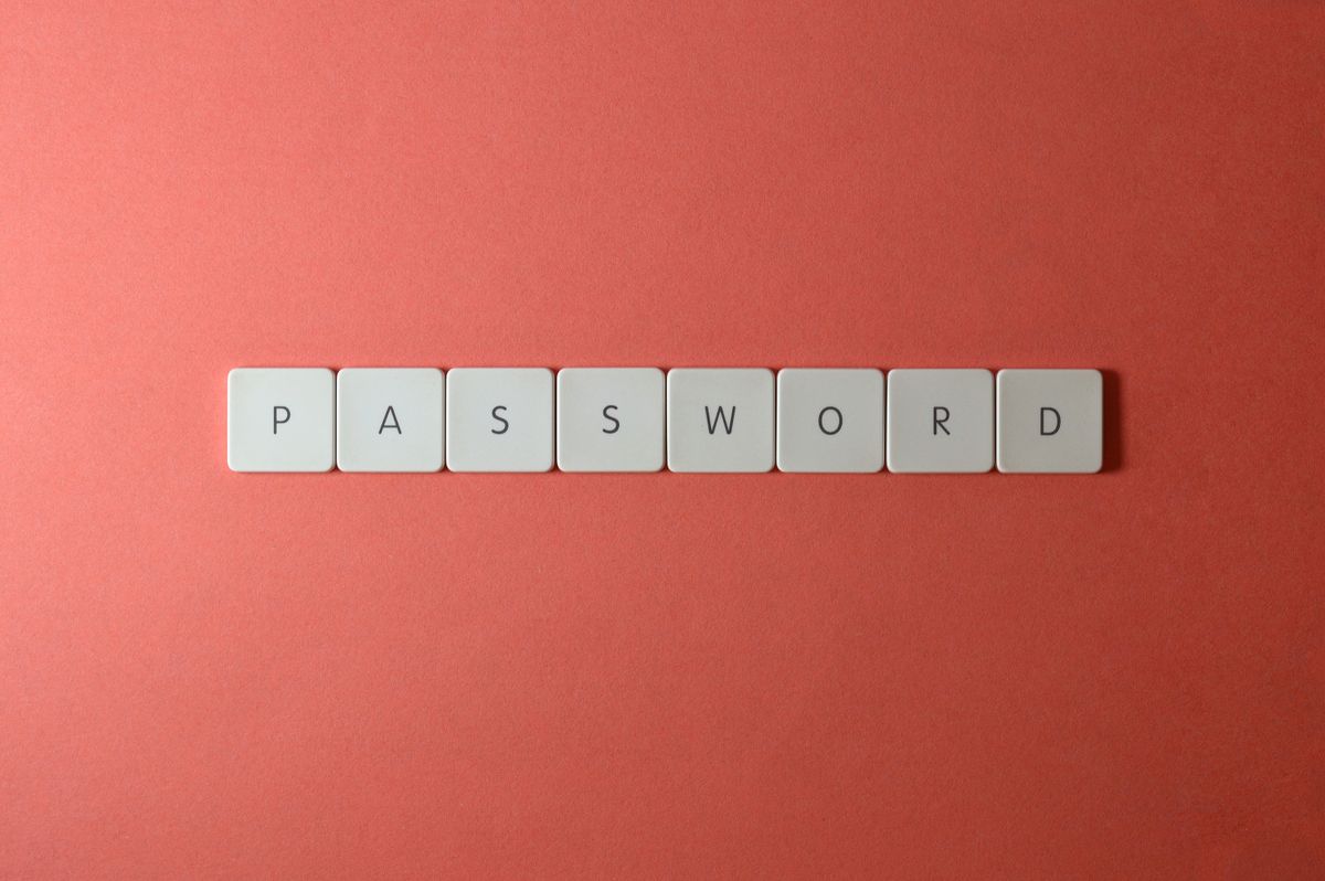 Napis PASSWORD ułożony z klawiszy klawiatury