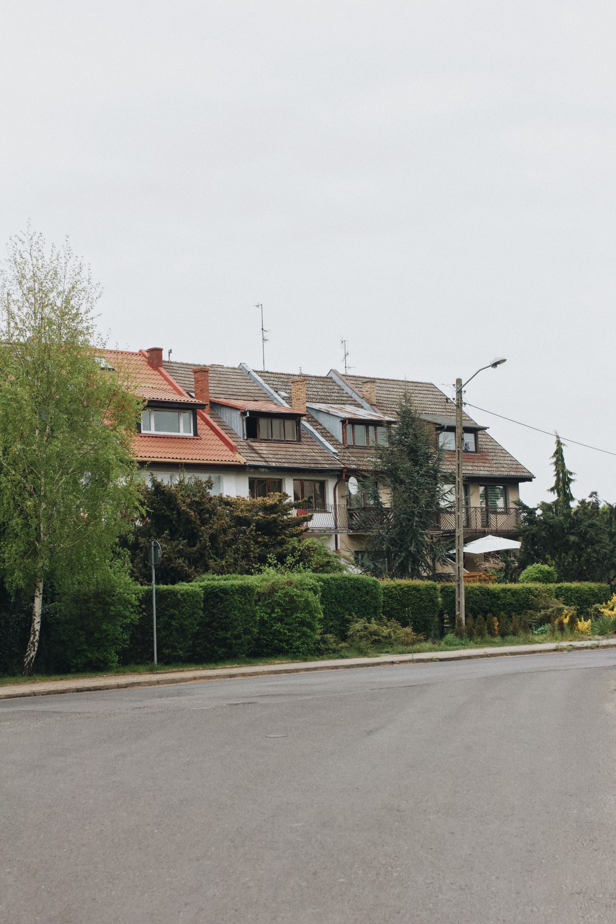 Szeregowa zabudowa domów z dachówką i balkonami