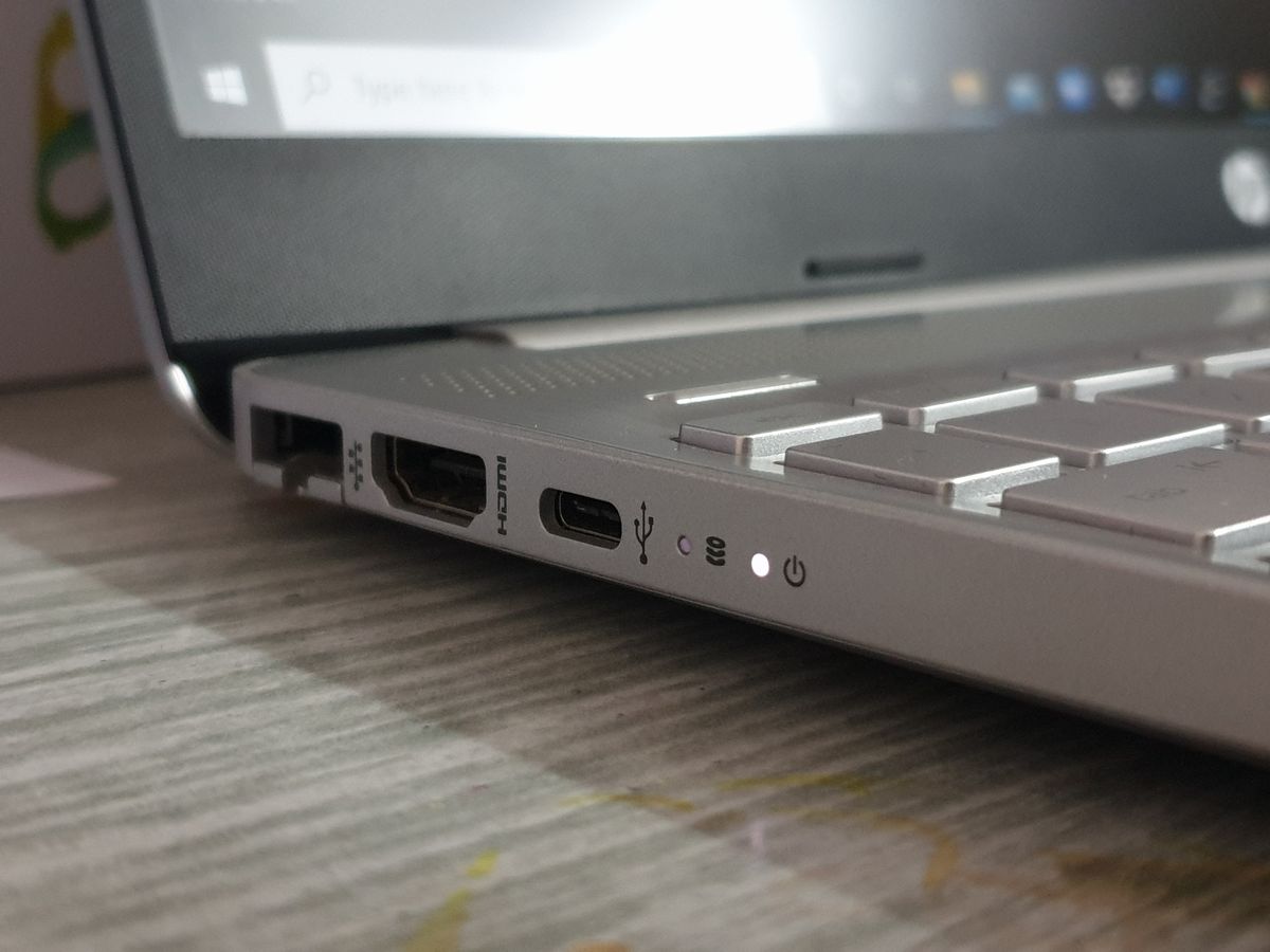 Boczne porty laptopa — HDMI, USB-C, wskaźniki LED, zbliżenie