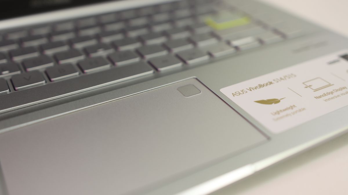 Gładzik (touchpad) laptopa, zbliżenie z widoczną klawiaturą