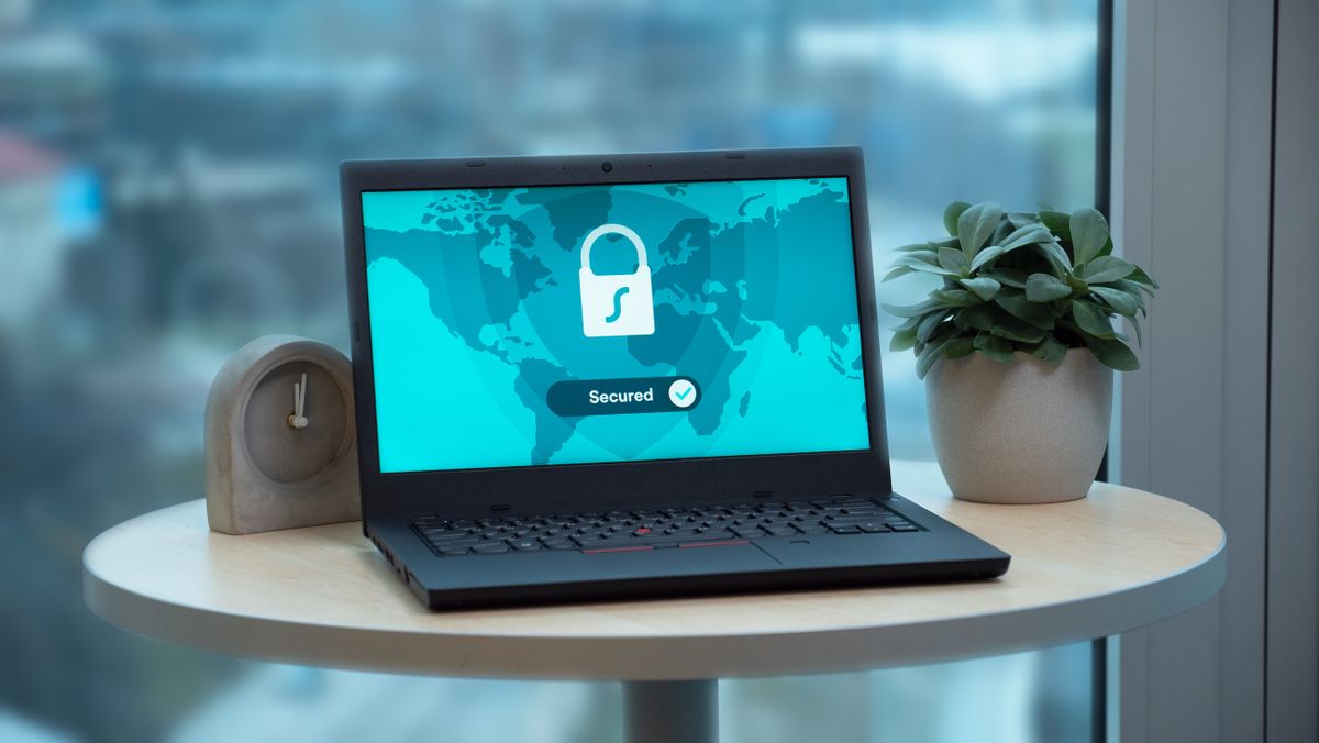 Laptop na stoliku z ekranem blokady pokazującym ikonę kłódki i napis Secured