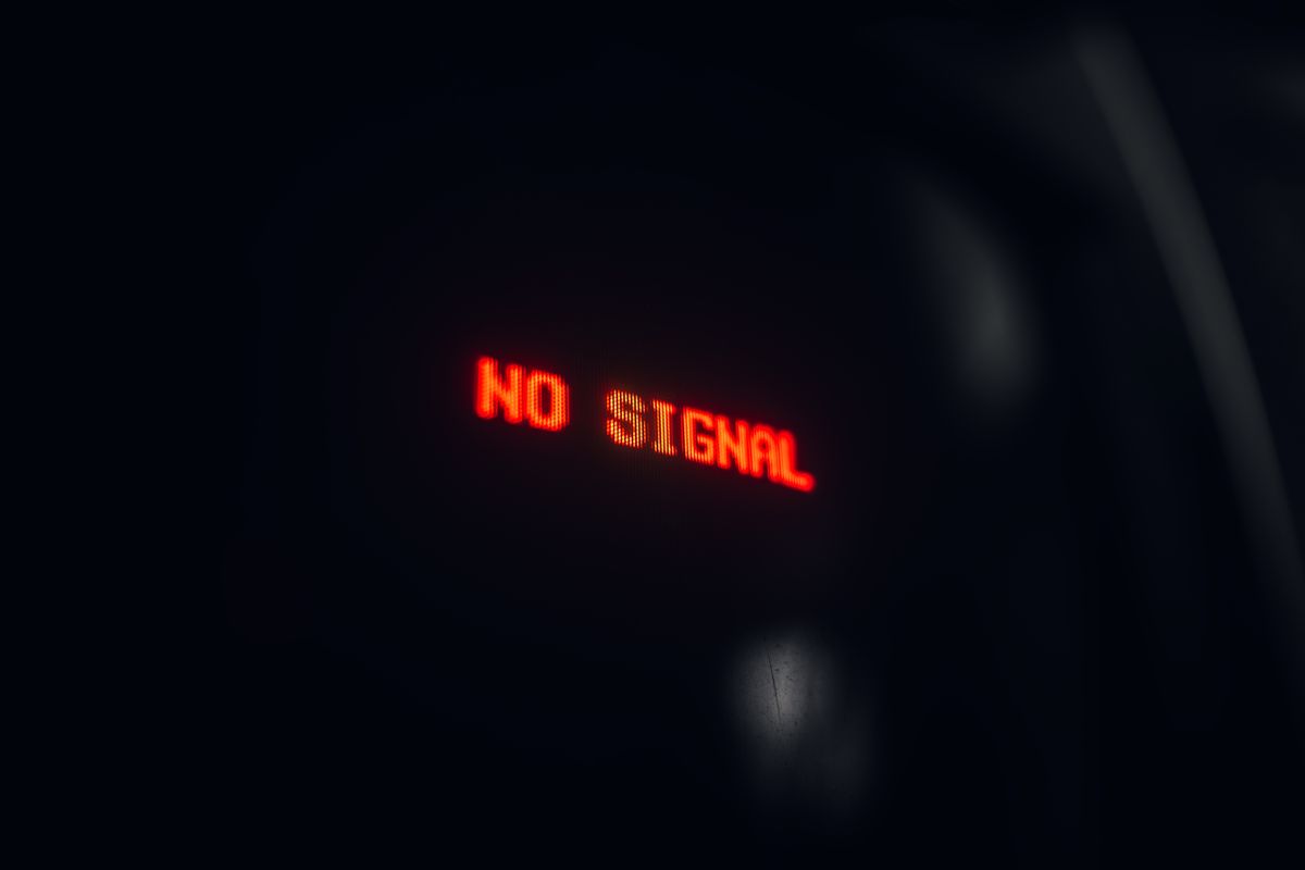 Czarny ekran monitora z czerwonym napisem NO SIGNAL