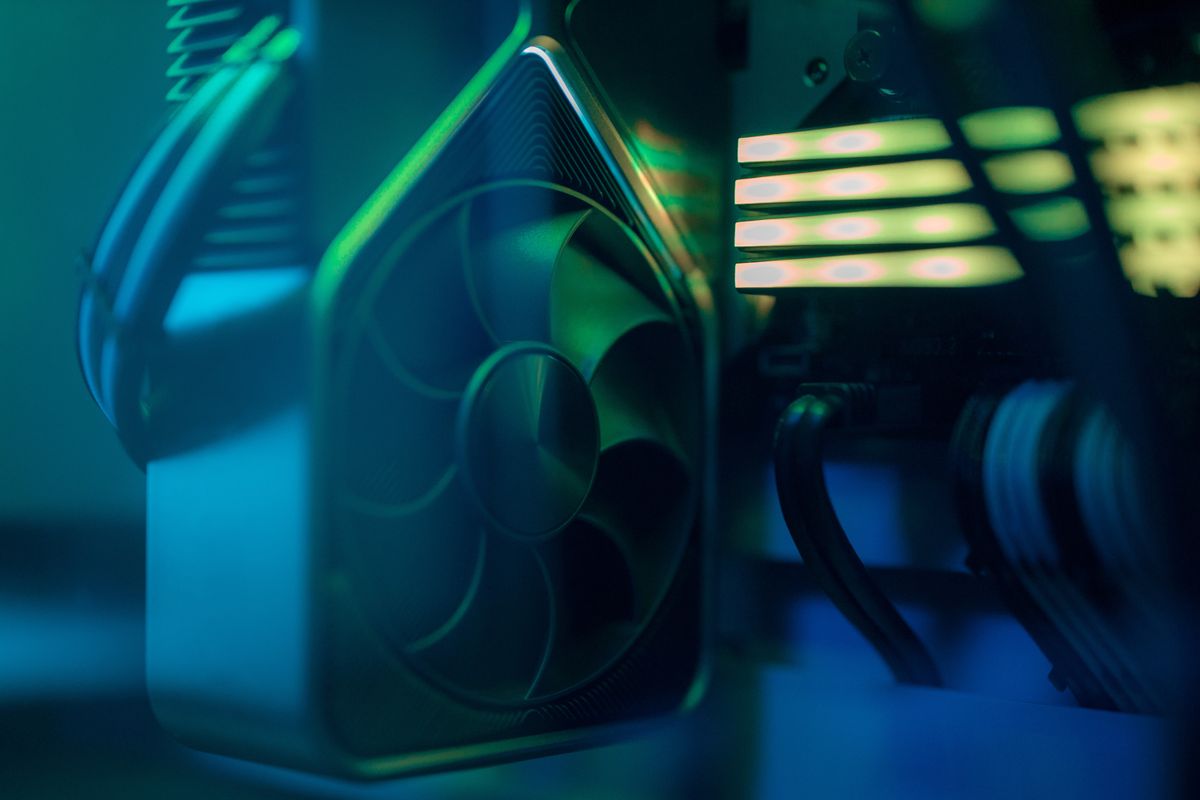 Zbliżenie wentylatora chłodzącego wewnątrz obudowy komputera, podświetlenie RGB