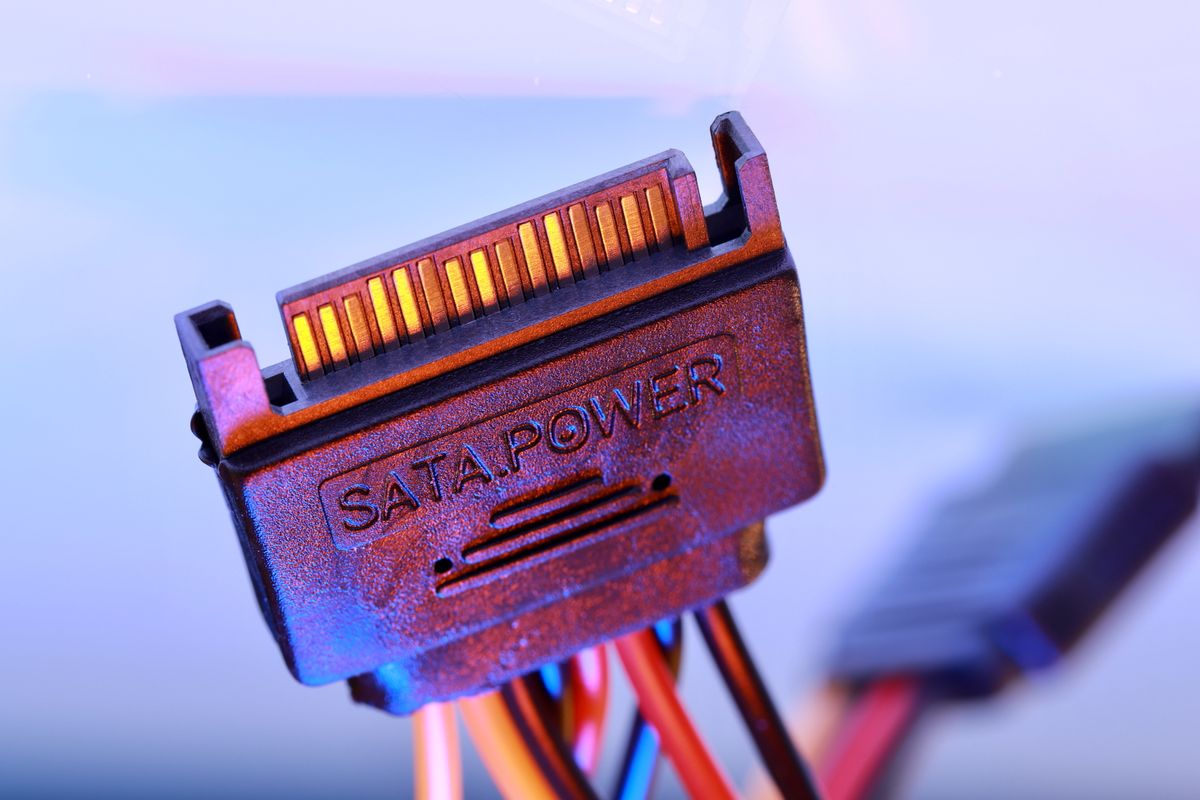 Makro złącza SATA power z kolorowymi przewodami zasilającymi