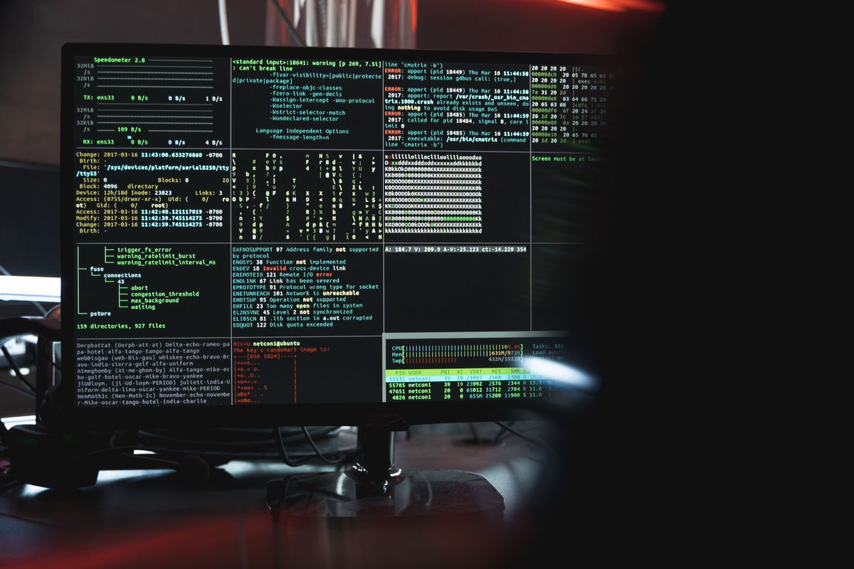 Ekran monitora z terminalem pełnym logów systemowych i komunikatów błędów