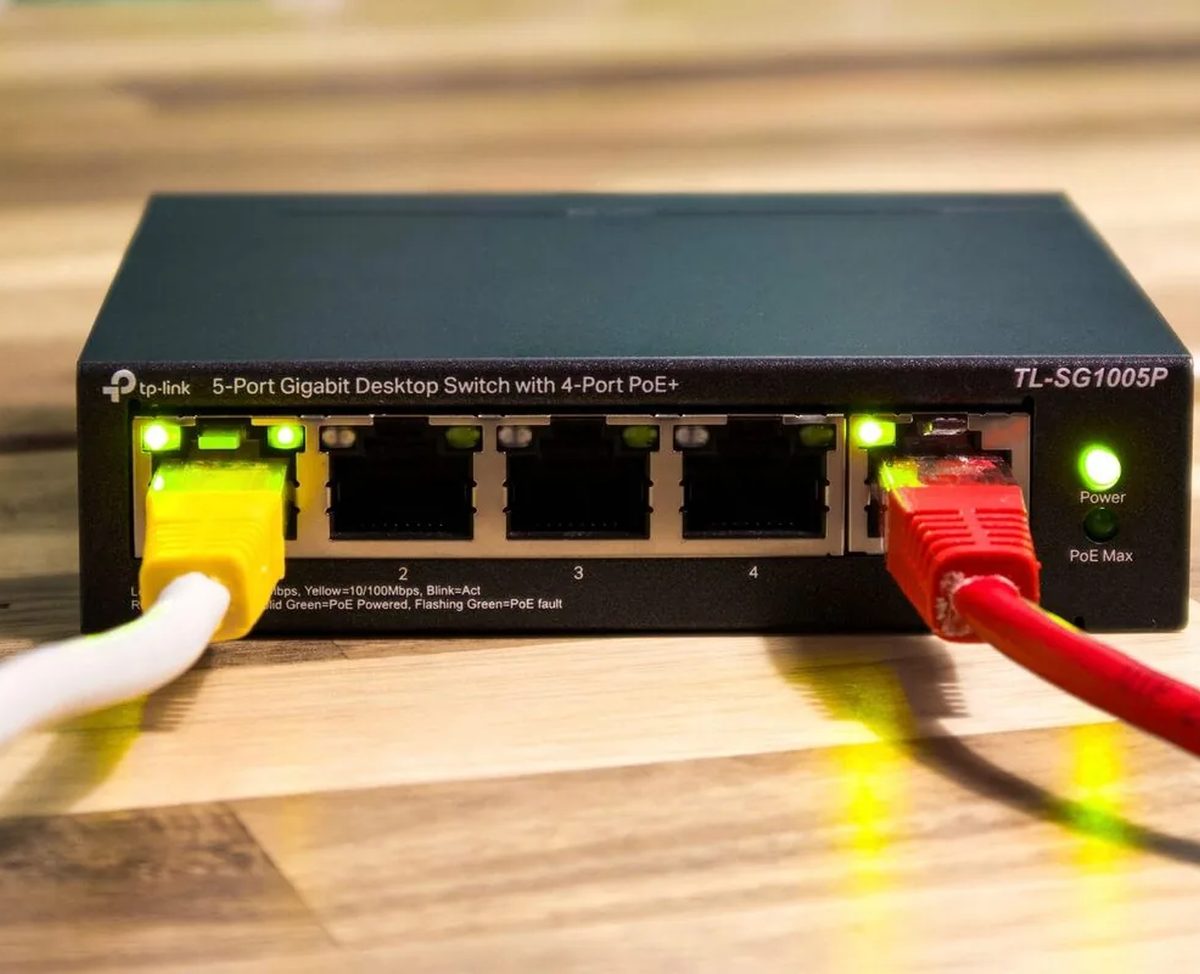 Przełącznik sieciowy TP-Link z podłączonymi kablami